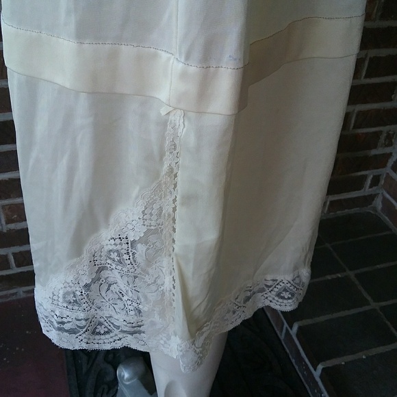 Vassarette Vintage Ivory Half Slip w/Lace Trim - Picture 4 of 7
